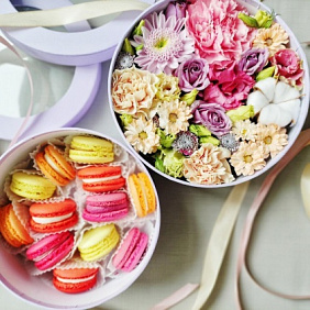 Цветочно сладкий набор цветы и макаронс (пирожные)