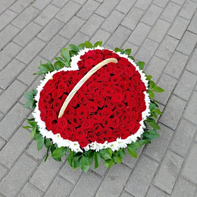 Сердца из цветов в корзине