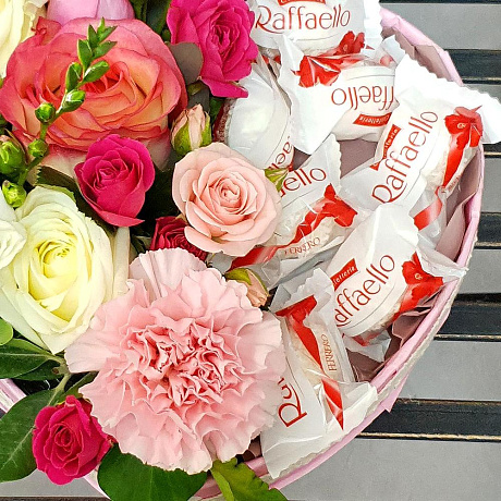 Композиция из роз, гвоздик с конфетами Рафаэлло в форме сердца - Фото 3