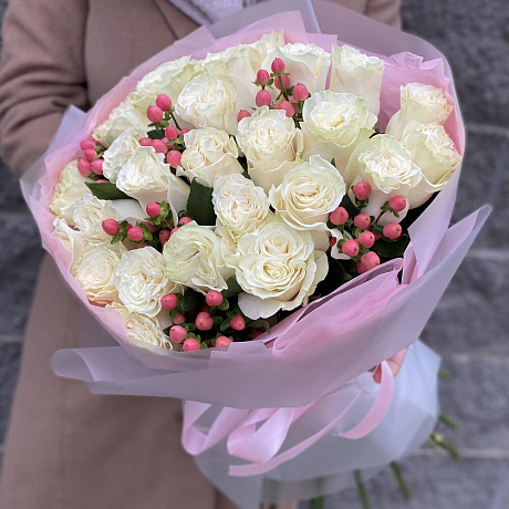 Букет Классика с акцентом из белых роз и гиперикума - Фото 5