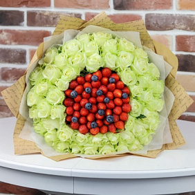 Букет из белой розы с клубникой и голубикой. N806