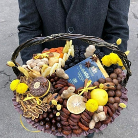 Корзина с сухофруктами и орехами