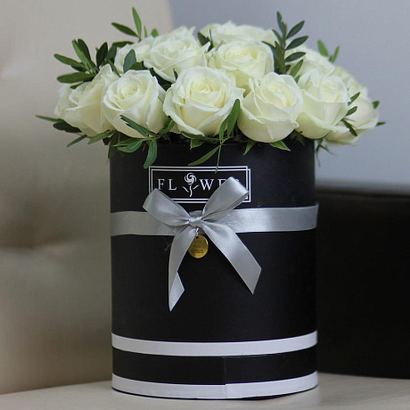 25 белых роз в черной коробке с зеленью - Фото 2