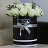 25 белых роз в черной коробке с зеленью - Фото 2