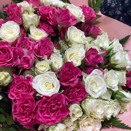 Букет из 25 белых и розовых кустовых роз №2 - Фото 3