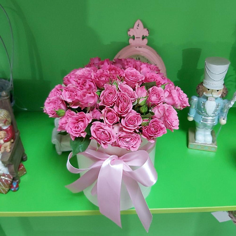 Коробка из розовых кустовых роз - Фото 6