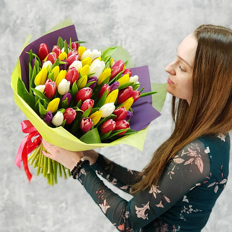 Букет из разноцветных тюльпанов в стильной упаковке - Фото 3