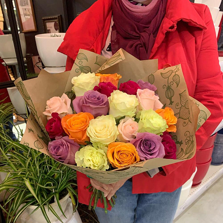 Букет из роз микс в крафте - Фото 4