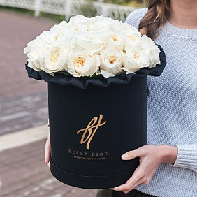 11 белых пионовидных роз Премиум в черной шляпной коробке