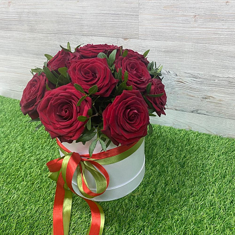 15 красных роз в белой шляпной коробке - Фото 2