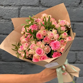 Розовая кустовая роза