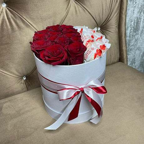 Шляпная коробка с розами и рафаэлло - Фото 3