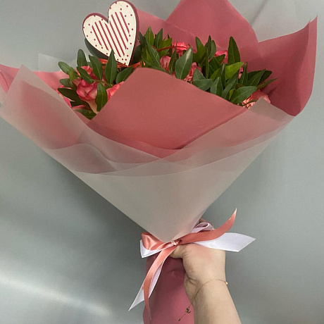 Букет из 19 роз Джумилия с зеленью - Фото 6