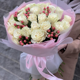 Букет Классика с акцентом из белых роз и гиперикума