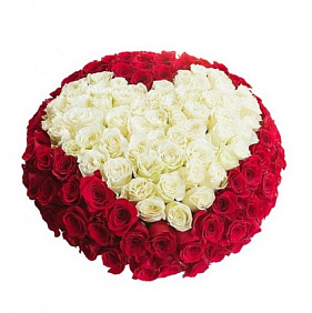 Букет из 75 красных и белых роз Сердцем