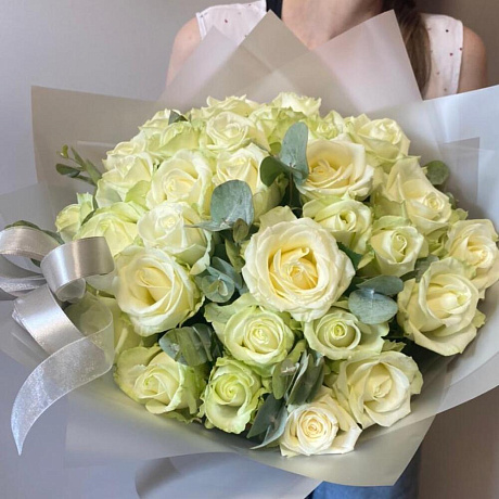 Букет из 29 белых роз с эвкалиптом - Фото 3