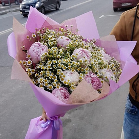 Пионы  с ромашками 