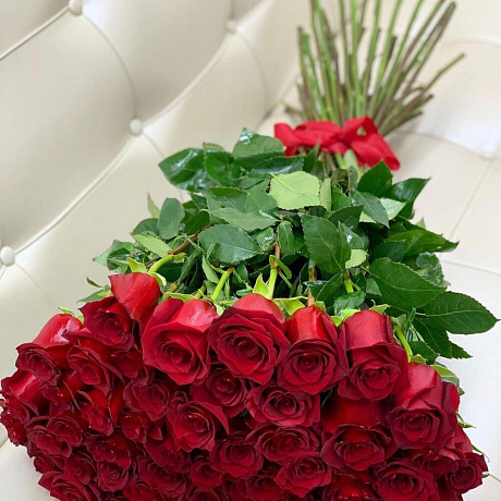 Букет из 51 красной бархатной розы - Фото 3