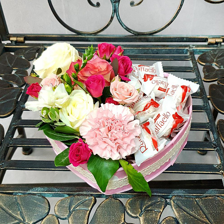 Композиция из роз, гвоздик с конфетами Рафаэлло в форме сердца - Фото 5