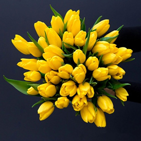 25 желтых тюльпанов в коробке шкатулке Тиффани с рафаэлло №486