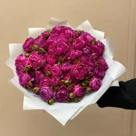 Букет из кустовых пионо видных роз