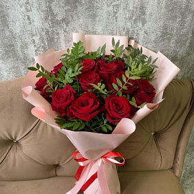 Букет из 19 красных роз с зеленью