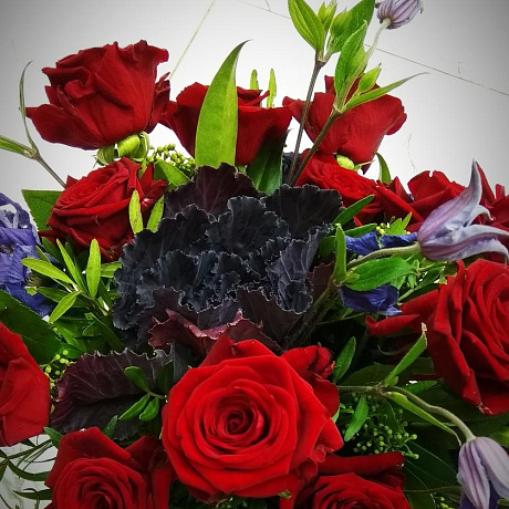 Букет из красных роз и клематиса - Фото 3