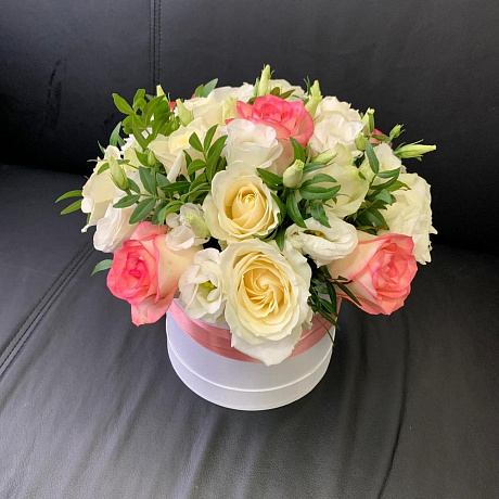 Микс из роз  и эустом в шляпной коробке - Фото 3