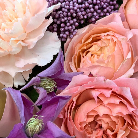 Нежный букет с пионовидной розой и ягодами озотамнуса - Фото 5