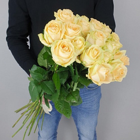 Букет из 21 персиковой розы