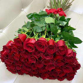 Букет из 51 красной бархатной розы
