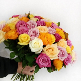 Букет из 51 разноцветной розы МИКС