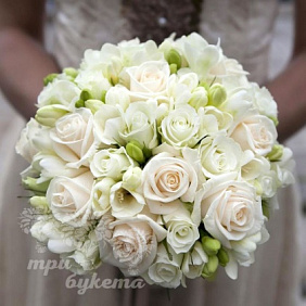 Букет невесты из кремовых и белых роз