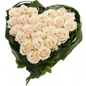 Букет из 25 кремовых роз в виде сердца