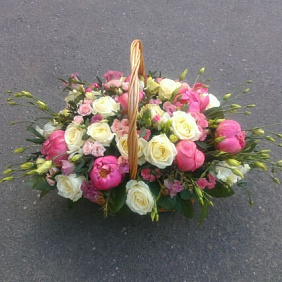 Букет цветов "Коралловая корзинка"