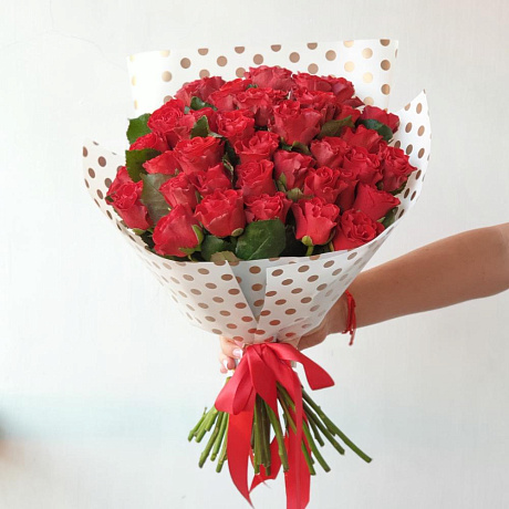 Букет из 35 алых роз в стильной упаковке - Фото 3