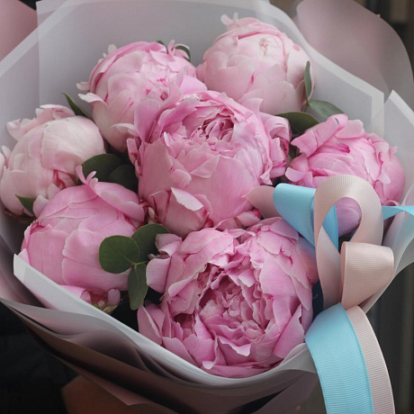 7 розовых пионов с эвкалиптом - Фото 5