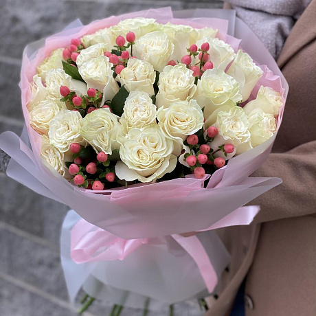 Букет Классика с акцентом из белых роз и гиперикума - Фото 4