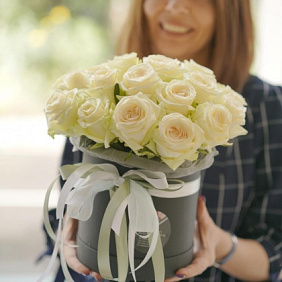 Белые розы в коробке №161
