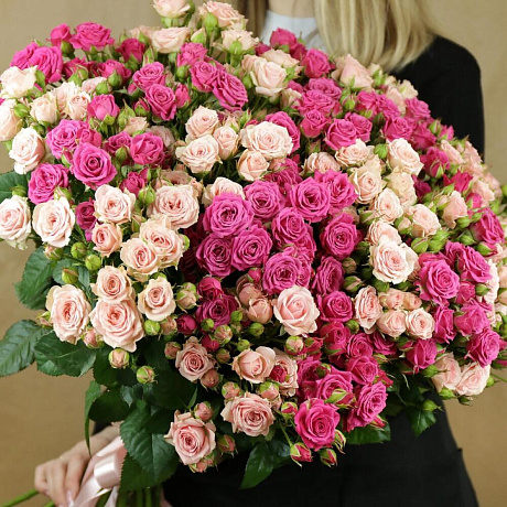 Букет из 25 кустовых кремовых и малиновых роз - Фото 4