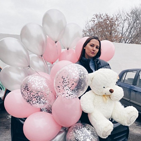 Плюшевый мишка и связка шаров