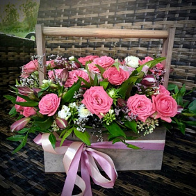 Ящик с розами «малиновый поцелуй «
