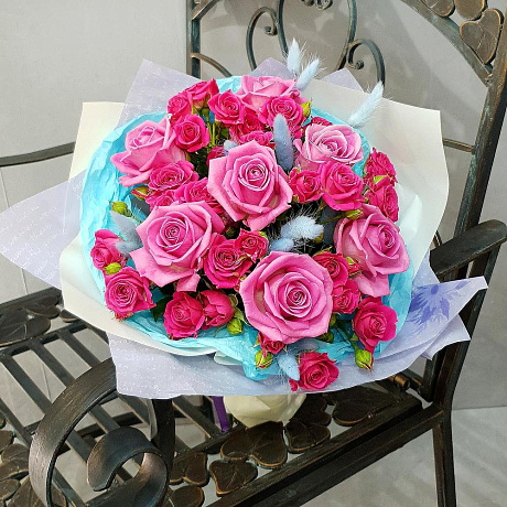 Букет из малиновых роз с голубым лагурусом - Фото 2