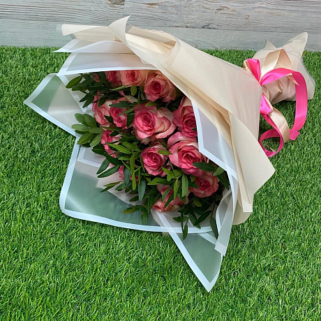 Букет из 19 роз Джумилия и зелени - Фото 4