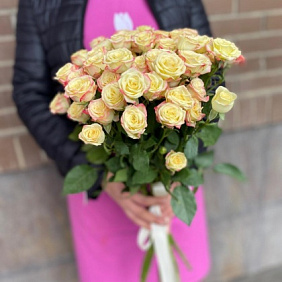 Букет из 11 розовых кустовых роз №163