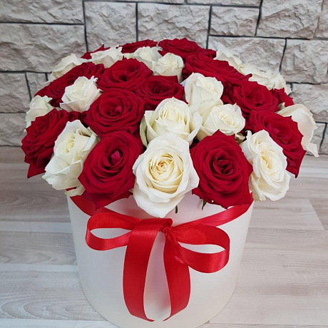 Коробка из 51 красной и белой розы - Фото 5