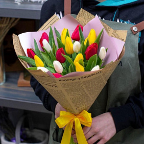 Букет из 19 разноцветны тюльпанов