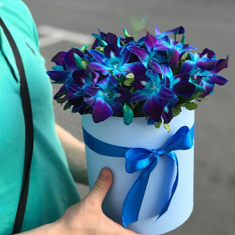 Белая коробочка и синие орхидеи - Фото 3