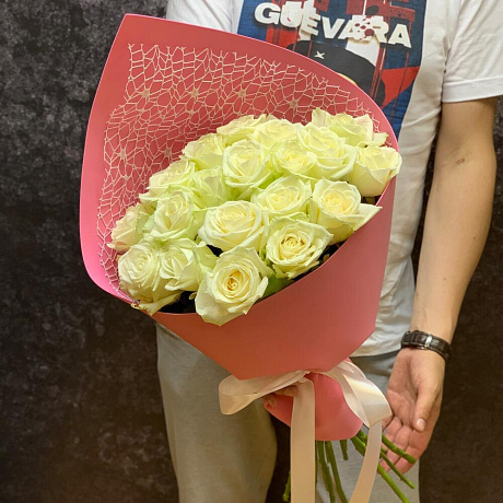 19 белых роз в фомиаране с сеткой - Фото 4