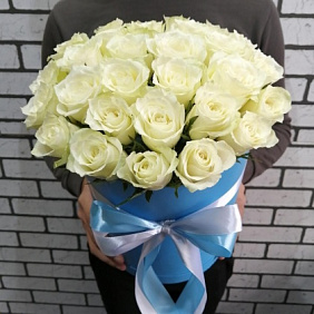Коробка белых роз